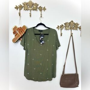 🆕Casual Olive Green Scoop Neck Tee horseshoe print 1X ptp stretches 25” l 27”